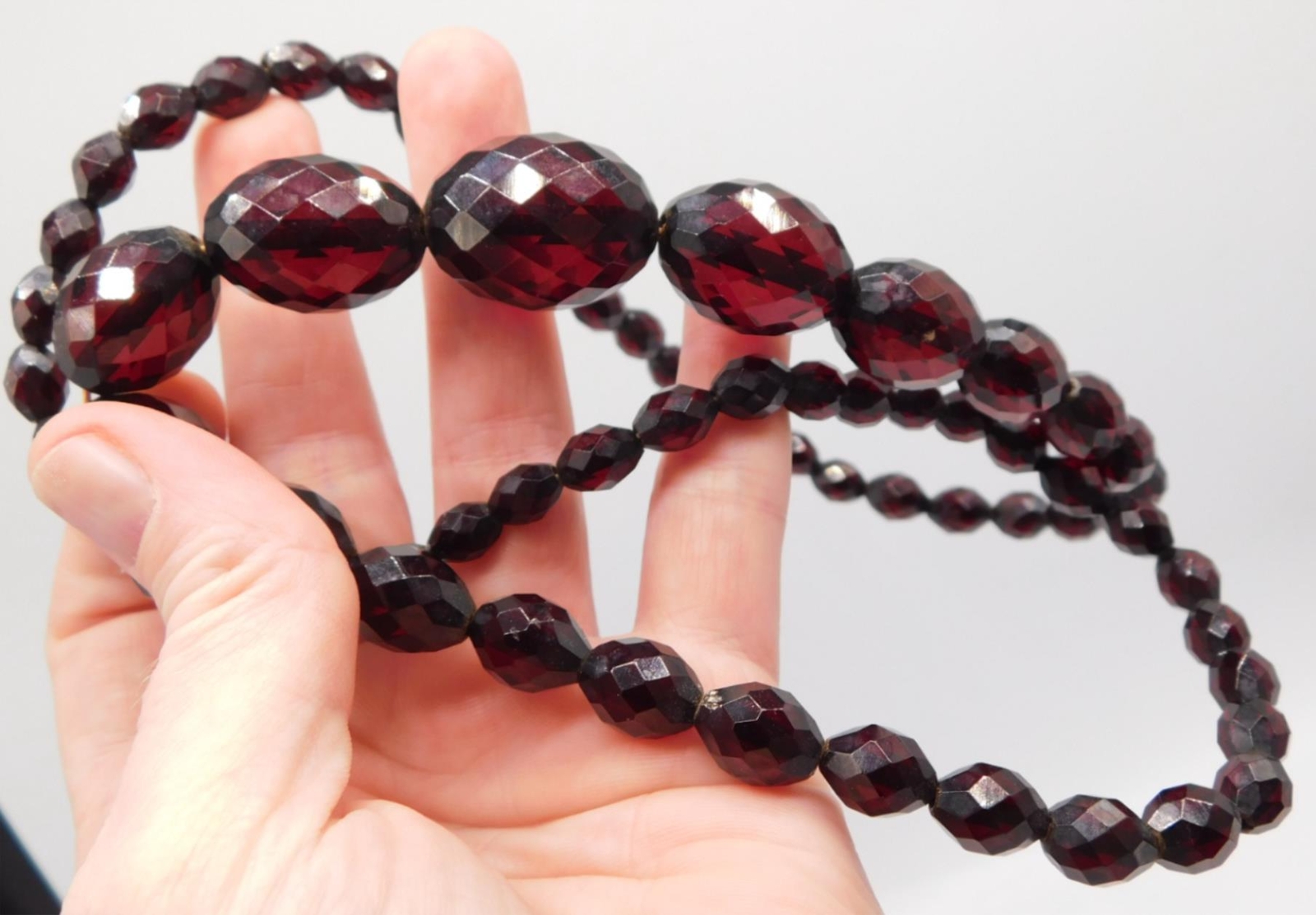 VINTAGE CHERRY AMBER BAKELITE FACETED GRADUATING BEADED NECKLACE