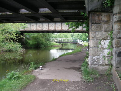 Foto 6x4 Benchmark auf der stillgelegten Thackley Eisenbahnbrücke für eine breitere vi c2012