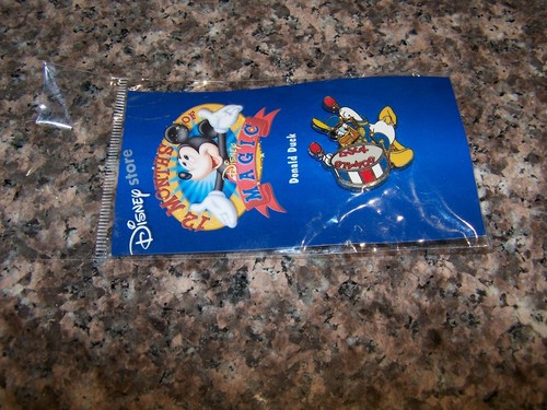 Disney Collector Pin Donald Duck with Drum 12 Months of Magic Series 2002 Sealed - Bild 2 von 3