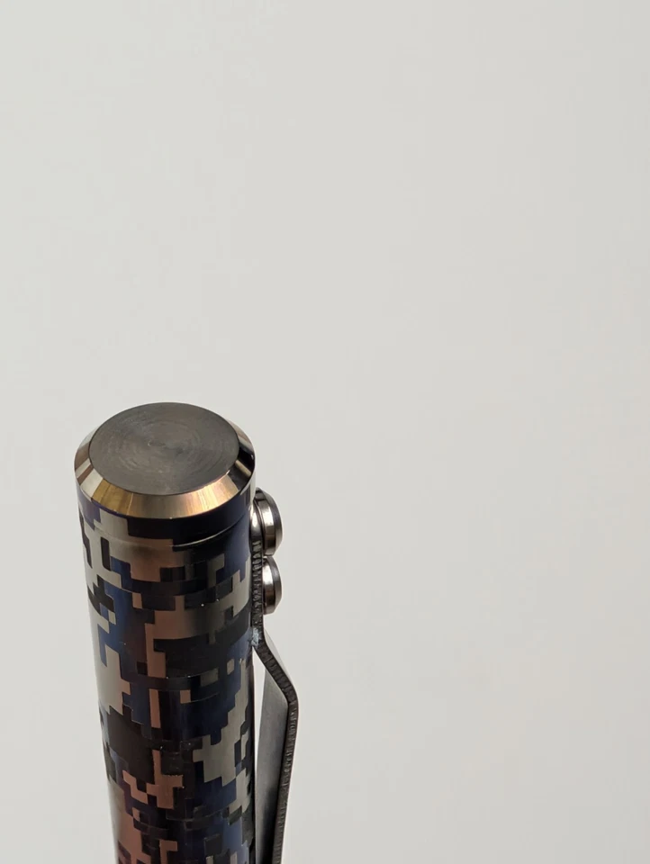 Bolígrafo de acción Fellhoelter Titanium Bolt camuflaje digital - Hecho en EE. UU. Foto 4 de 4