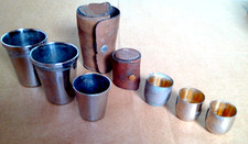 6 Gobelets en métal et 2 étuis en cuir - ancien -