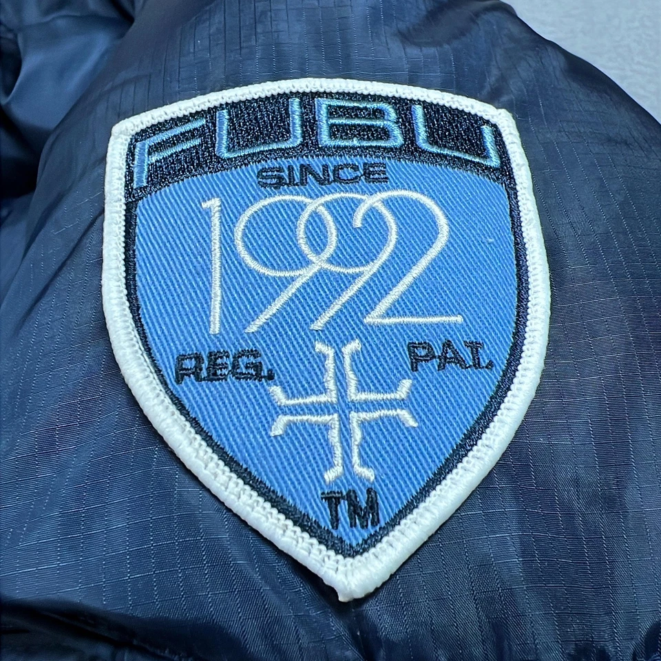 Chaqueta acolchada de plumón vintage FUBU para hombre 2XL azul The Collection parches años 90 Y2K Foto 3 de 4