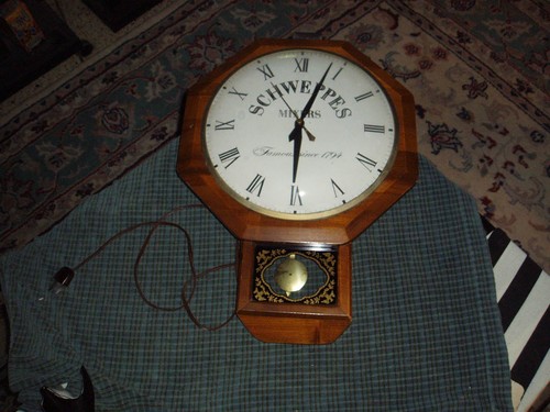 Vintage 50's SCHWEPPS MIXERS WOOD PENDULUM CLOCK Advertisement SIGN For Repair ! - Picture 6 of 6
