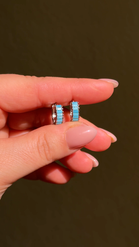 Pendientes de aro Huggie de oro de 14k ZARD en turquesa baguette circonita cúbica - Vídeo 1 de 1