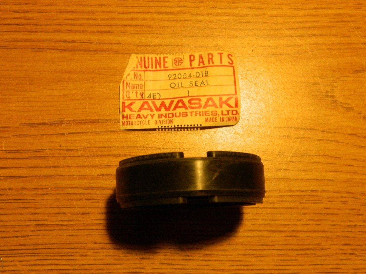 KAWASAKI NOS OEM CRANKCASE OIL SEAL 92054-018 H1 MACH III-H2 MACH