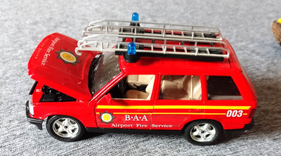 Burago 1:26 Feuerwehr Airport Fire Service Range Rover 2001