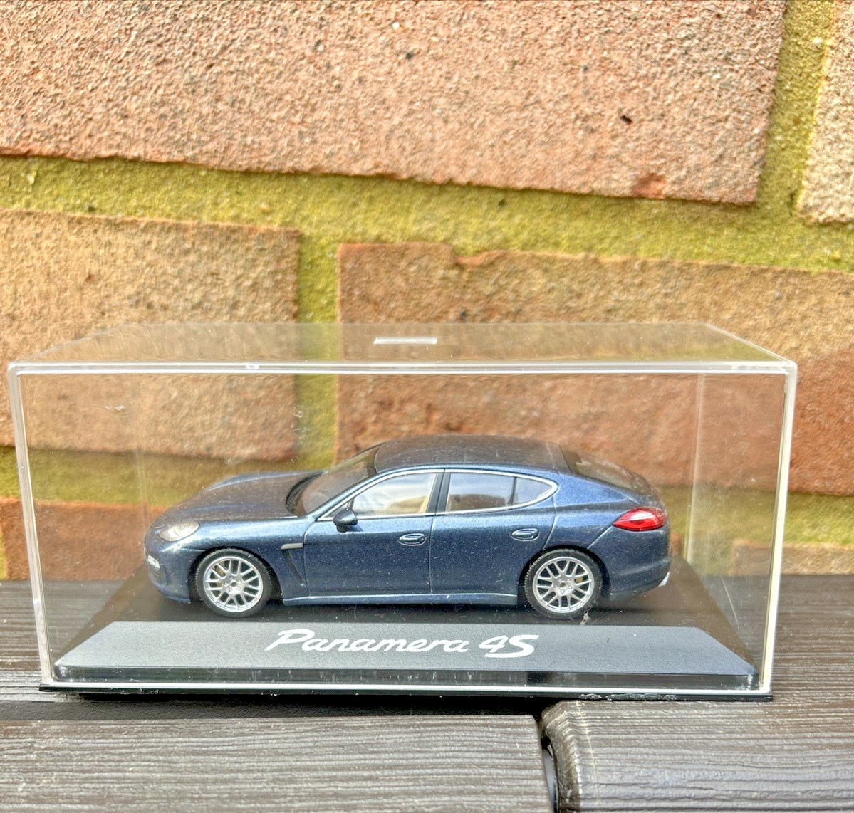 Minichamps 1/43 Scale - Porsche Panamera 4S - Blue