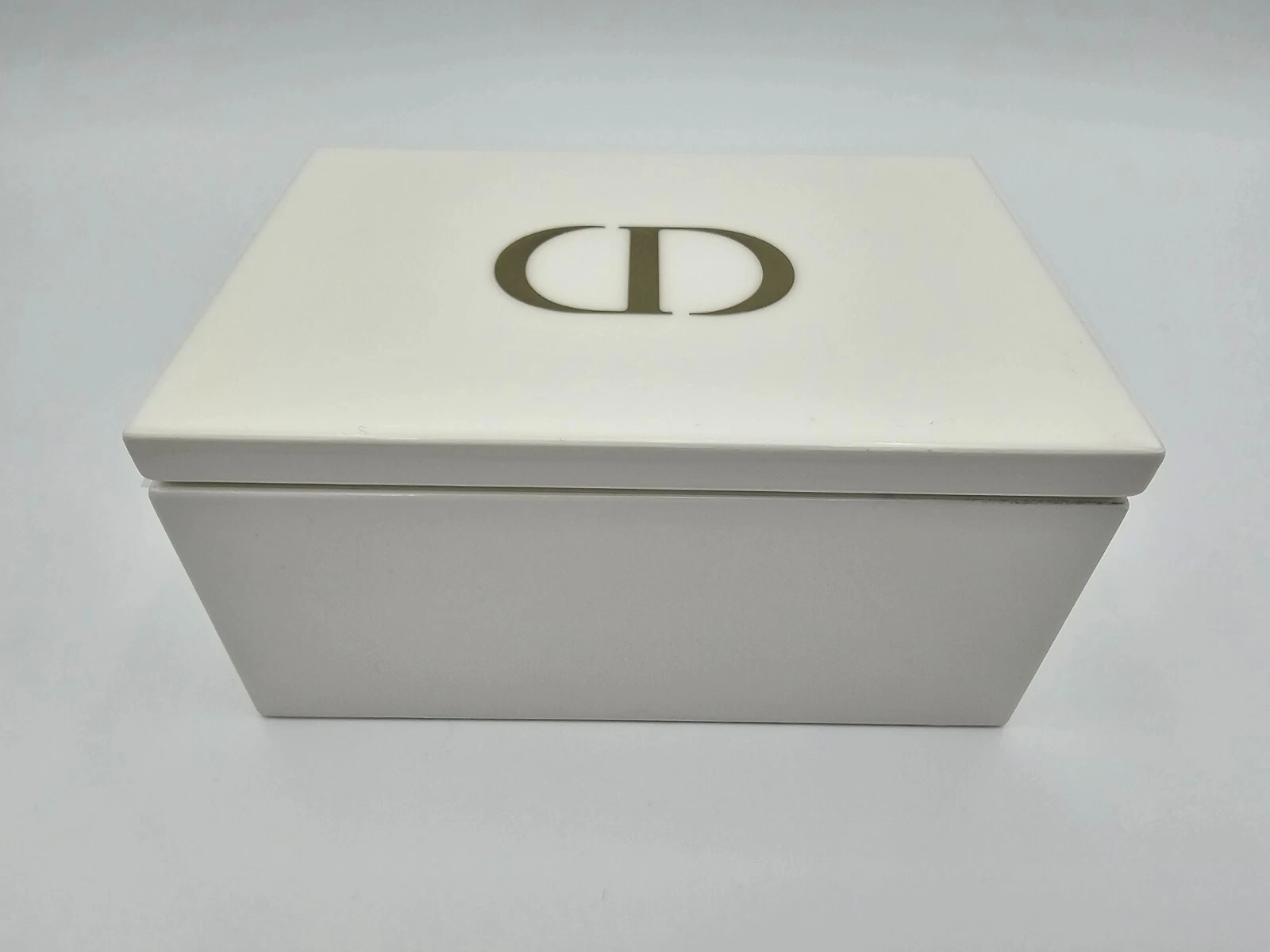 Boîte à bijoux magnétique Dior livrée en l'état taille 13,5 cm x 9,4 cm x 6,8 cm