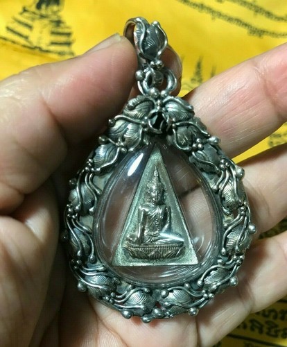 AMULETO TAILANDÉS RARO PHRA ANTIGUO ANTIGUO PHRA SOMDEJ JITLADA TALISMÁN BUDA PLATA - Imagen 6 de 12