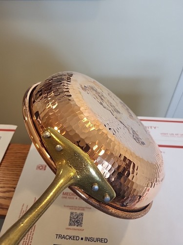 CU ARTIGIANA MADE IN ITALY HAMMERED COPPER 10 IN SAUCIER PAN W/ TIN LINING - Picture 22 of 24