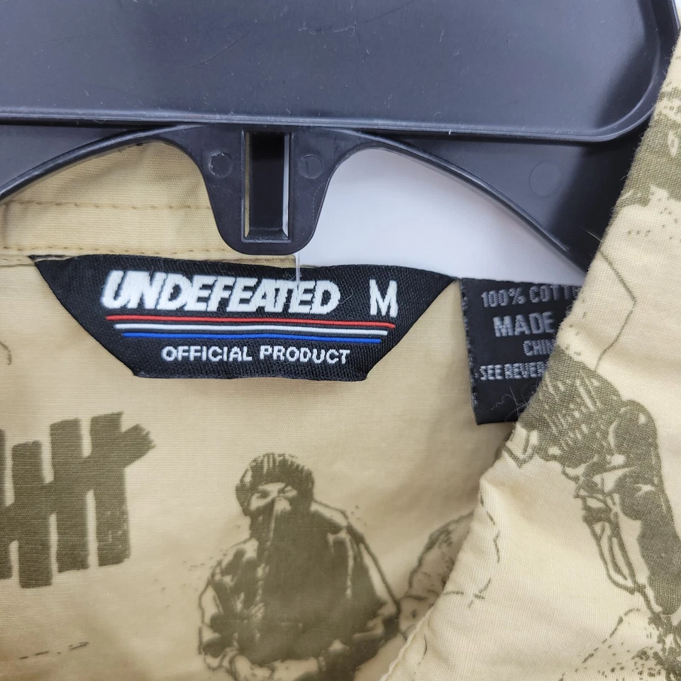 Camisa invicta para hombre mediana con estampado de combate manga corta abotonada Foto 3 de 4