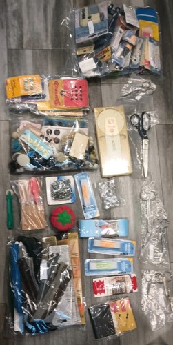 Riesiges Konvolut diverses Nähzubehör Reißverschlüsse Pins Knöpfe Druckknöpfe Schere...