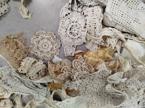 Gros Lot MORCEAUX de DENTELLE Tissu Couture Anciennes Blanc TEXTILE Broderie P2 - Picture 20 of 24