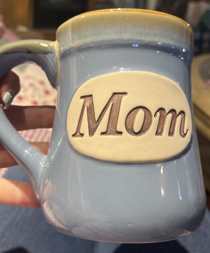 Taza A Mother sostiene las manos de sus hijos por un tiempo Their Hearts Forever” - Imagen 1 de 5