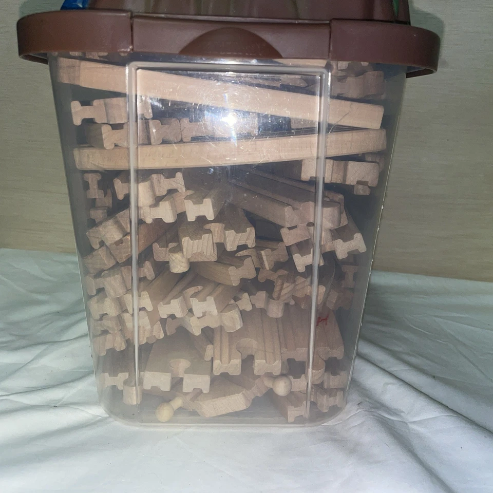 Caja de tren de montaña con tapa de cubo con 90 piezas de vía de KidKraft Foto 4 de 4