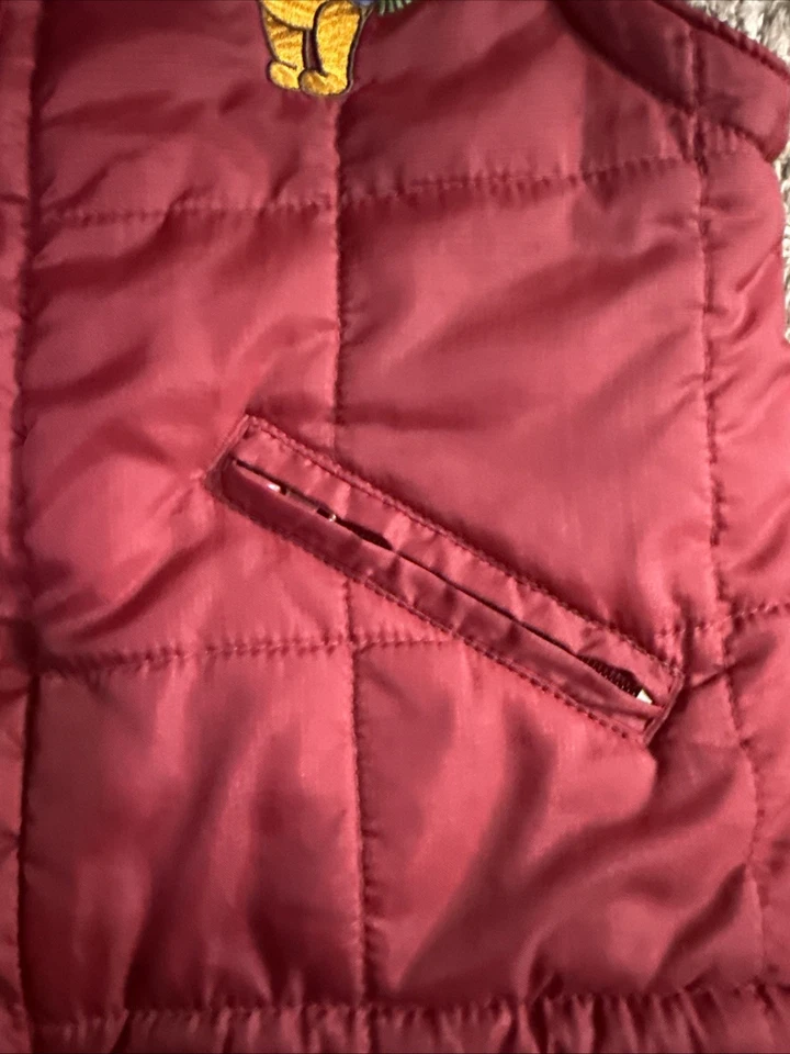 Chaleco acolchado rojo invierno vintage años 90 Disney Winnie The Pooh pequeño bordado Foto 4 de 4