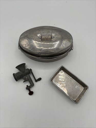 Vintage Lot Children Tin Kitchen Toys Meat Grinder Baking Pan And Broiler W/ Lid - Picture 2 of 18
