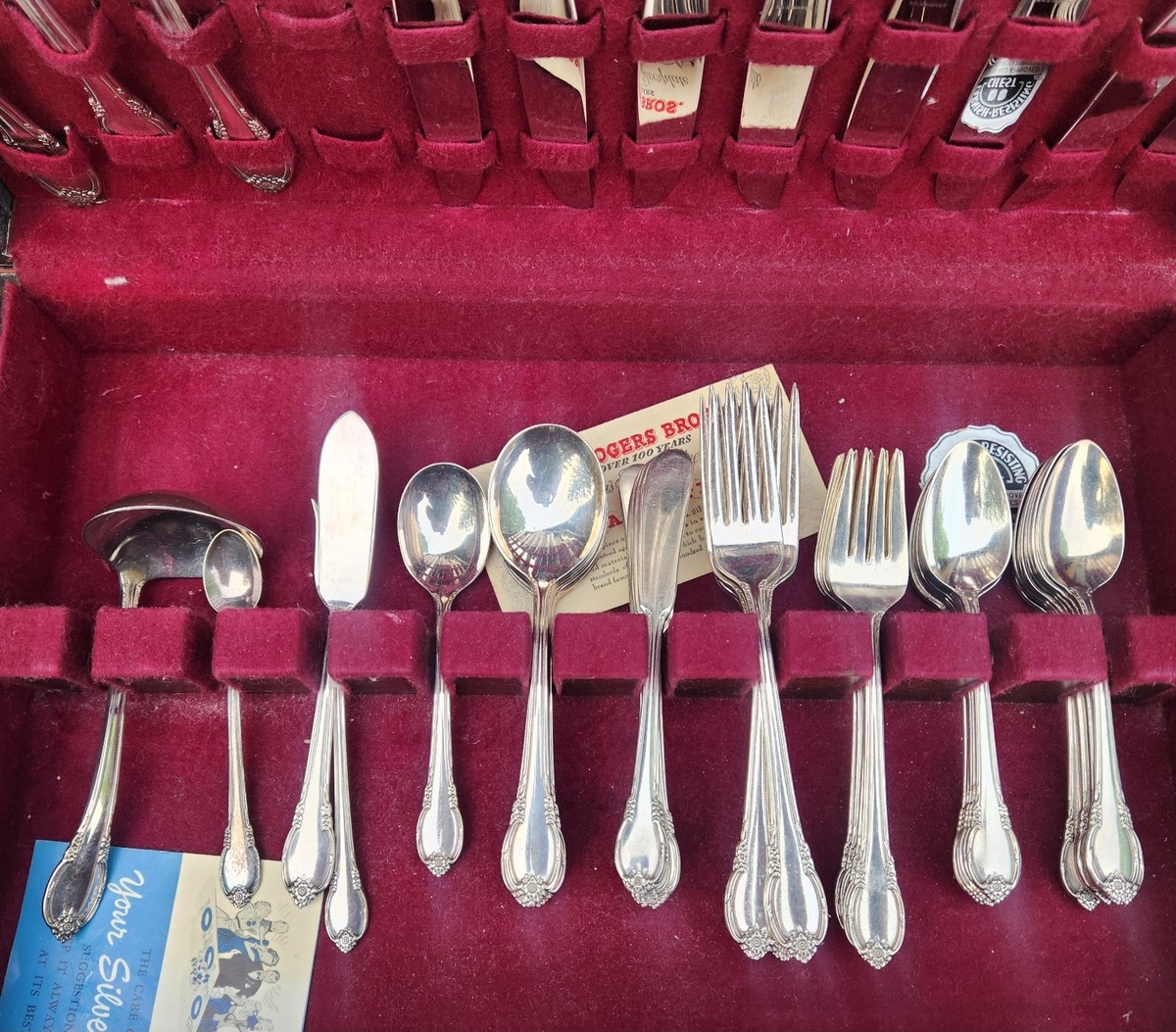 1847 Rogers Bros IS Silverplate REMEMBRANCE Flatware Set 64 pc in