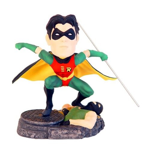 Бэтмен качает куклу Робин на качелях 14090₽