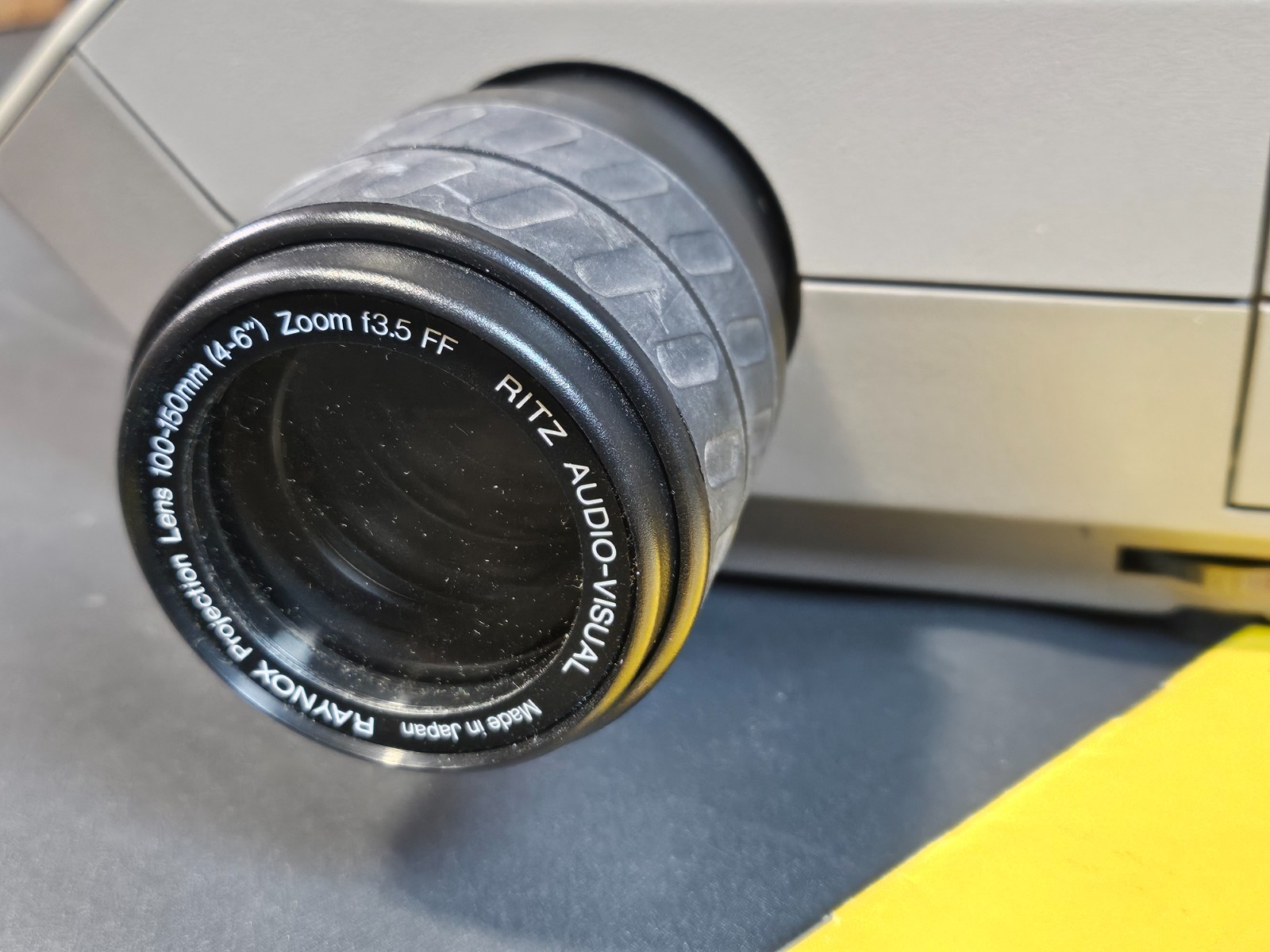 Kodak Ektagraphic III Carousel Slide Projector 4600 + Remote & Case