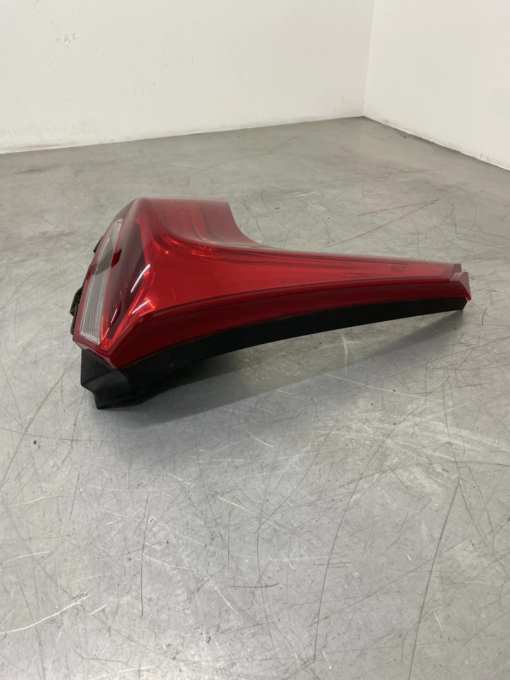 VOLVO V40 2014 LEFT REAR TAIL LIGHT LAMP 31395844 - image 4 of 4