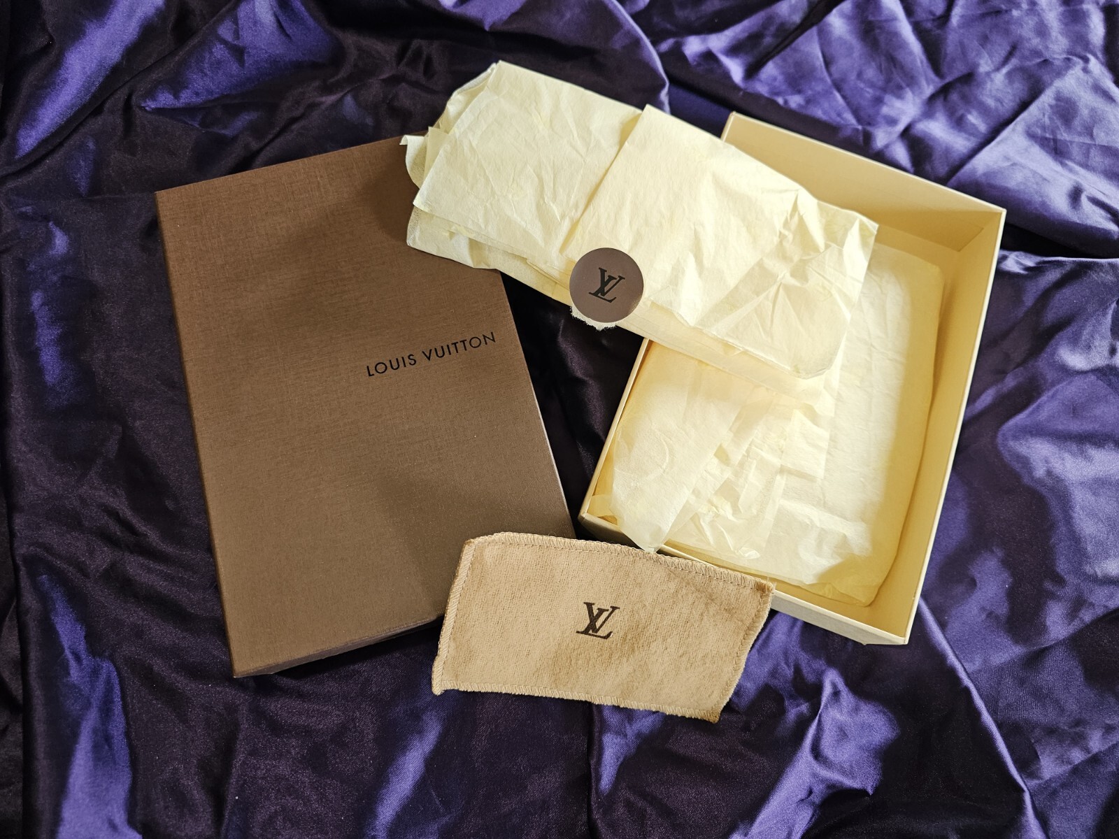 Louis Vuitton LV used gift box with wrap paper sticke… Gem