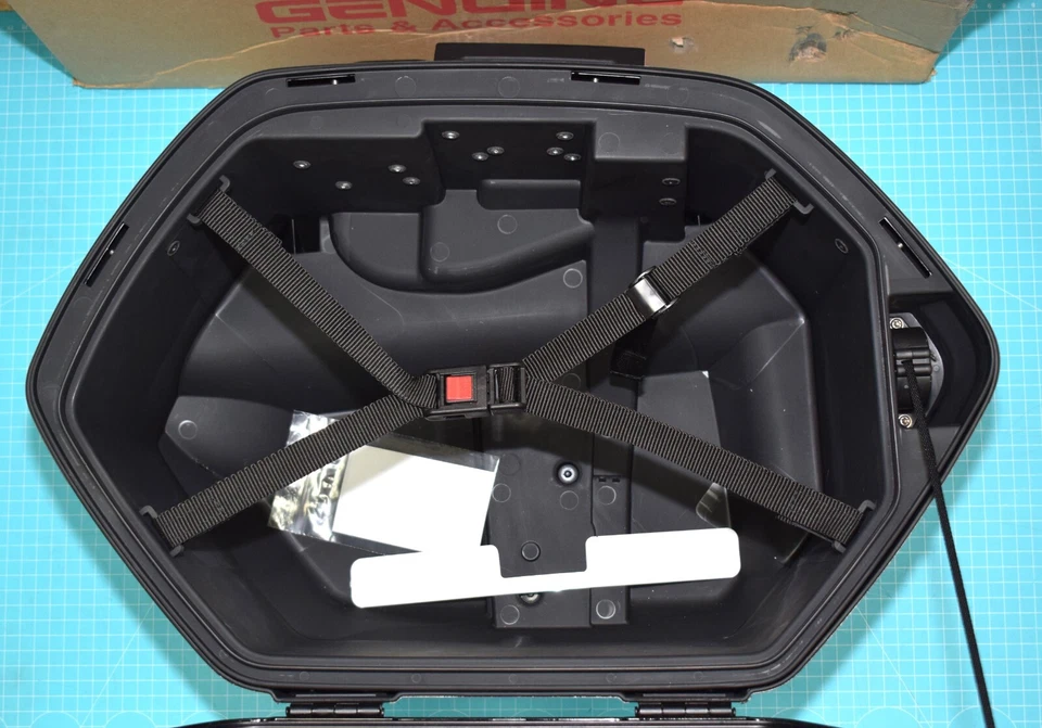 valise latérale gauche YAMAHA CITY 20 litres "MIDNIGHT BLACK" BC6-F0753-1L-17 - Photo 2/3
