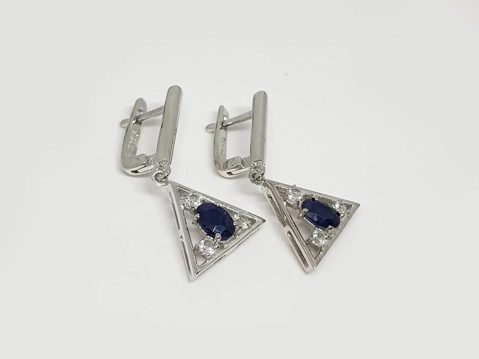 Juego de pendientes colgantes y colgantes de zafiro creados en laboratorio ovalados chapados en oro blanco de 14 k Foto 2 de 4