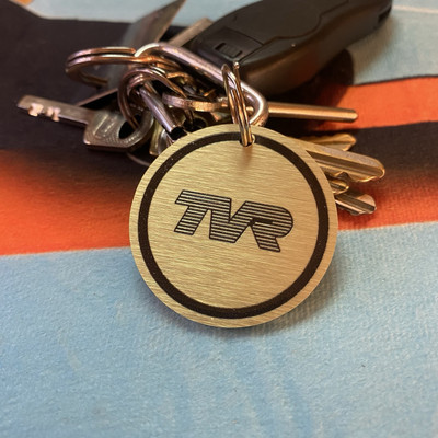 TVR Cars Schlüsselanhänger/Schlüsselanhänger gebürstetes Gold Legierung 45 mm rund hergestellt in Großbritannien