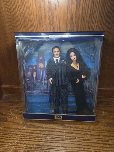 Barbie Bambole da Collezione La Famiglia Addams Set Regalo 2000 Mattel Non Aperto Nuovo con scatola - Foto 1 di 3