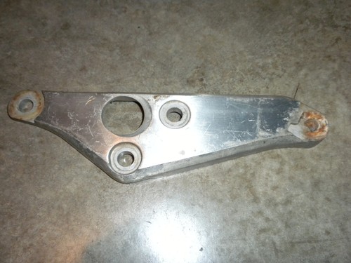 82 1982 Suzuki GS650 G GS 650 G RH Rear Passenger Foot Peg Rest Mounting Bracket - Foto 1 di 5