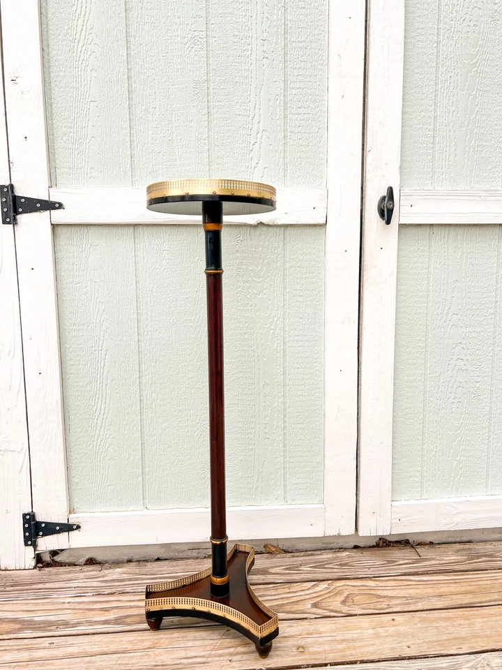 Soporte de caoba estilo regencia Kittinger con detalles de galería de latón negro y dorado Foto 3 de 4