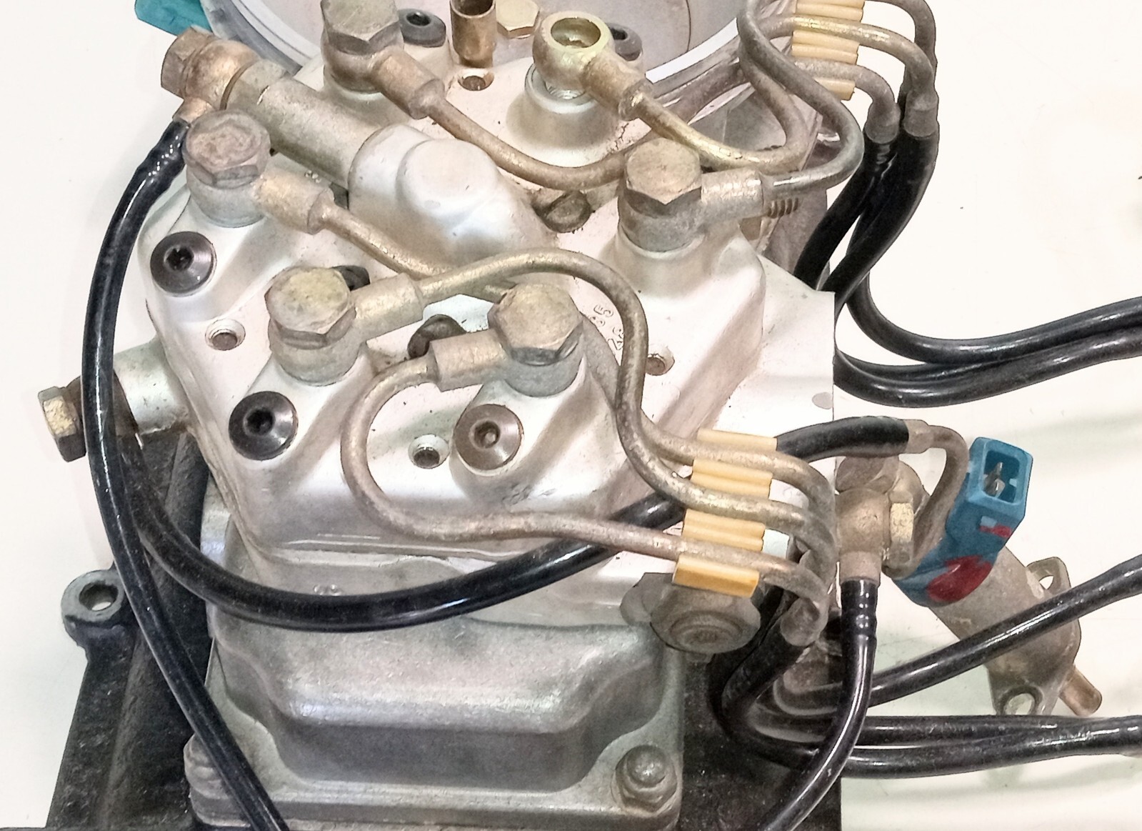 Ferrari 400i Engine Bosch Fuel Injection Distribution Metering Units_113972_OE