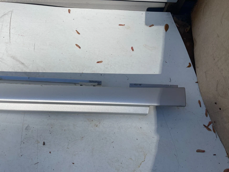 Moldura de panel basculante lateral izquierdo Cadillac Dts 2005-10 15239655 OEM Foto 2 de 4