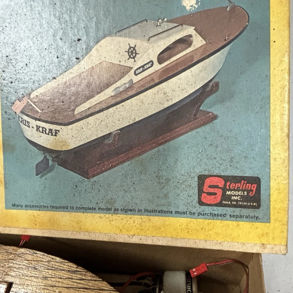 Barco de barco fundido a presión modelo artesanal Sterling Chris años 50 Foto 2 de 4