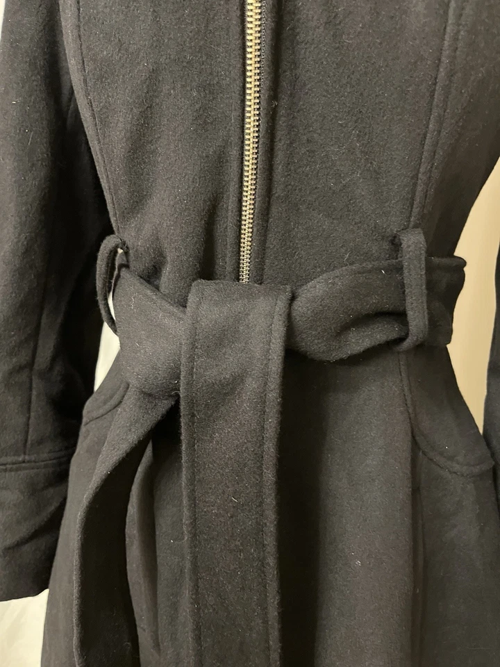 Nuevo abrigo largo negro de lana pesada Bebe nuevo con etiquetas, capucha recortada de piel sintética, cinturón, bolsillos, XS Foto 3 de 4