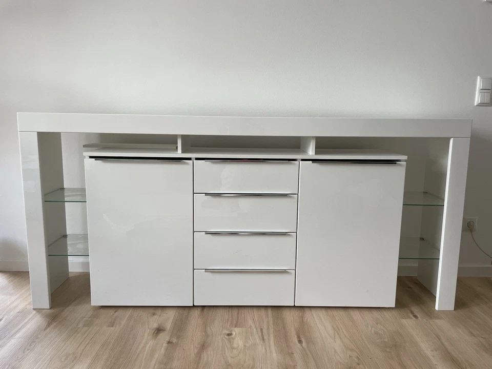 Moderner weißer Sideboard/Kommode – mit Glasfächern