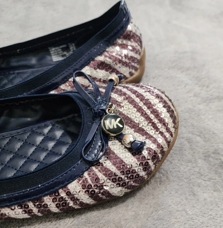 Zapatos planos de ballet Michael Kors Kory para mujer 3 plateados azul marino lentejuelas lazo punta redonda Foto 4 de 4