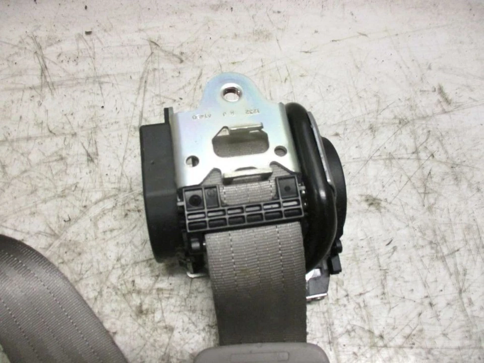 Pretensor cinturón seguridad trasero izquierdo beige se adapta a Volvo C70 II Cabriole Foto 2 de 4