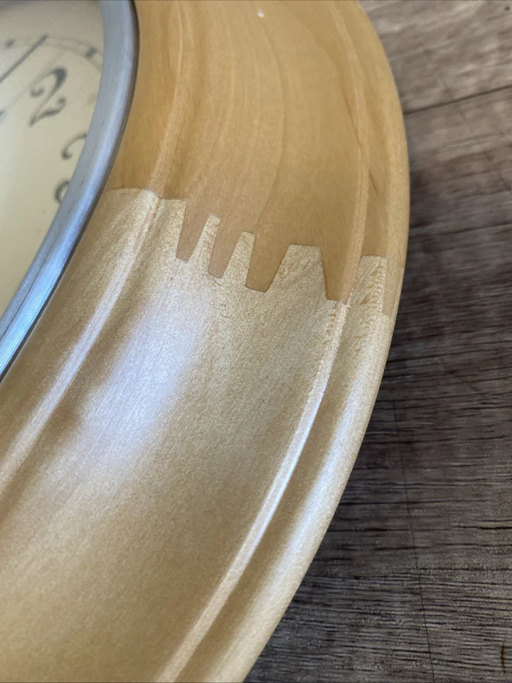 Reloj de Pared de Madera Infinity 11" - Acabado Ligero, Marco de Junta de Dedo, Cara de Cristal Foto 3 de 4