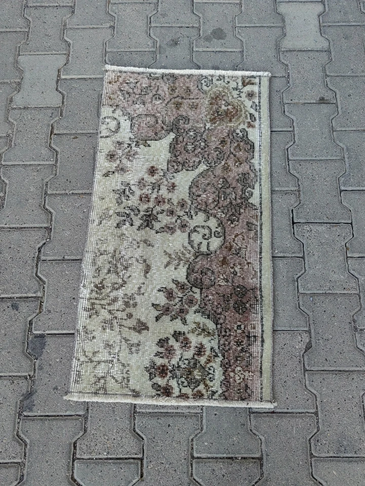 Alfombra turca vintage 1,7 x 3,3 pies | Alfombra pequeña neutra floral descolorida Foto 2 de 4