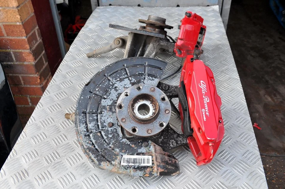 Alfa Romeo 159 3.2 Giulietta front brake calipers pair 4-pot Brembo 330mm + hubs - Image 3 of 4