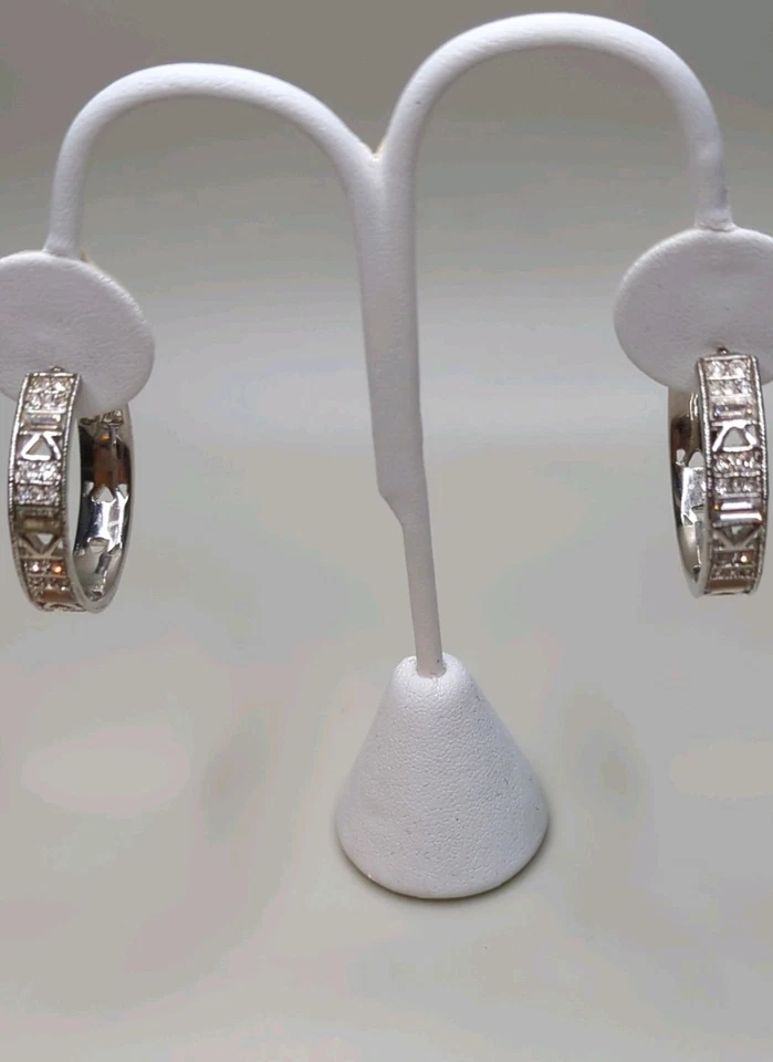 Pendientes de aro perforado con estrás de cristal firmados por Givenchy tono plata 1 "C20 Foto 4 de 4