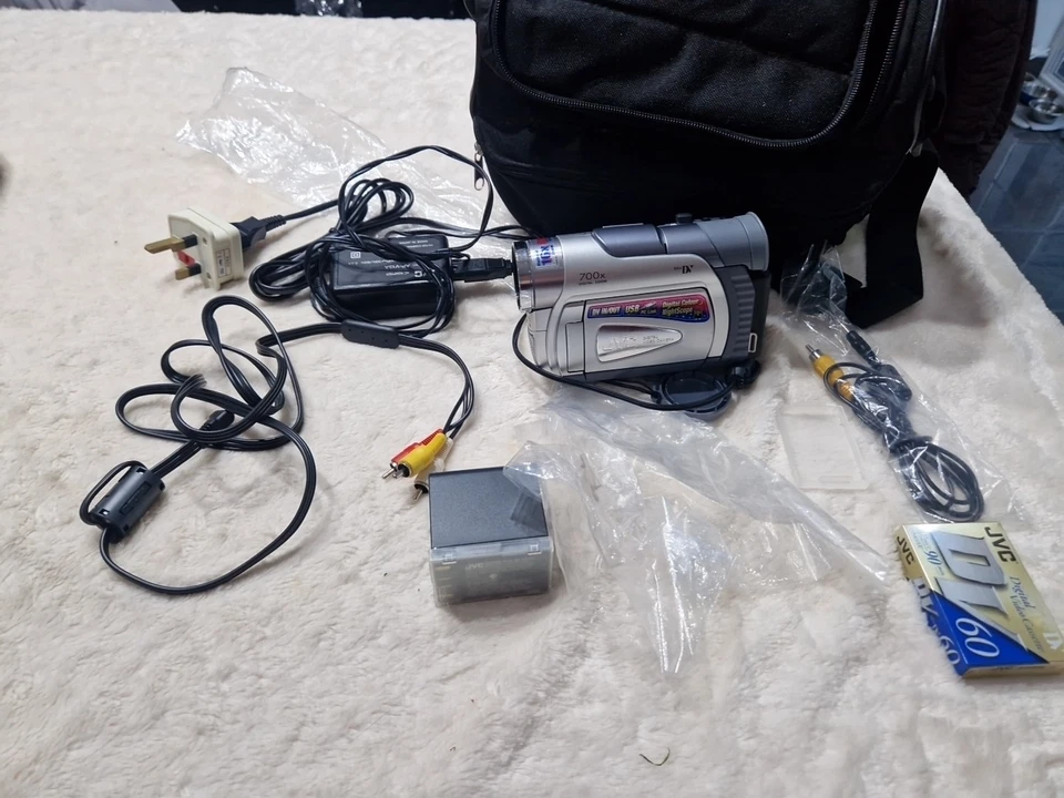JVC GR-D50AS Digital Camcorder Tested Plus Charger Battery Case ETC - Image 2 of 4