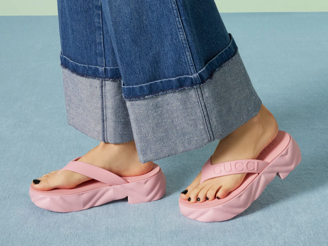 Chaussures tongs plateforme Gucci rose logo neuves dans leur boîte