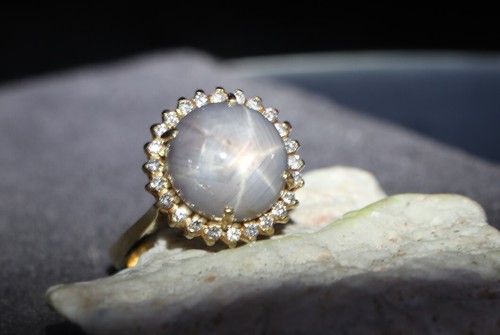 ATEMBERAUBENDER NATÜRLICHER CEYLON STERN SAPHIR RING MIT DIAMANTEN IN 18K GOLD - Bild 1 von 7