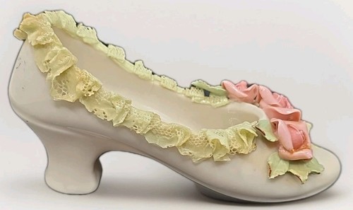 Estatuilla de zapato floral de encaje con volantes Heirlooms of Tomorrow de colección - Imagen 5 de 19