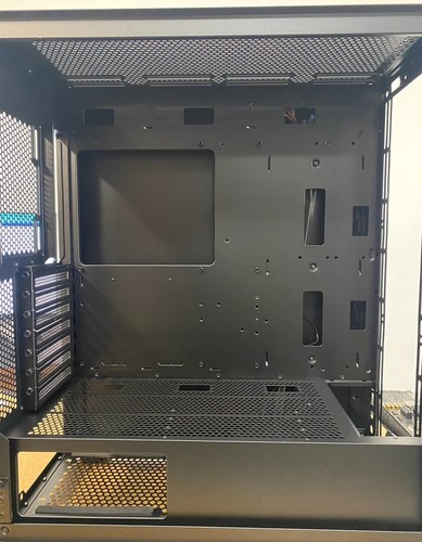 [Missing Front Panel] [Missing fan] Thermaltake H570 TG Mid Tower Chassis - Picture 3 of 7