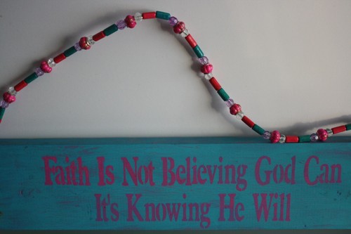 Wood Wall Hanging Handmade "Faith Is Not Believing God Can But.." Beaded Hanger - Bild 3 von 6