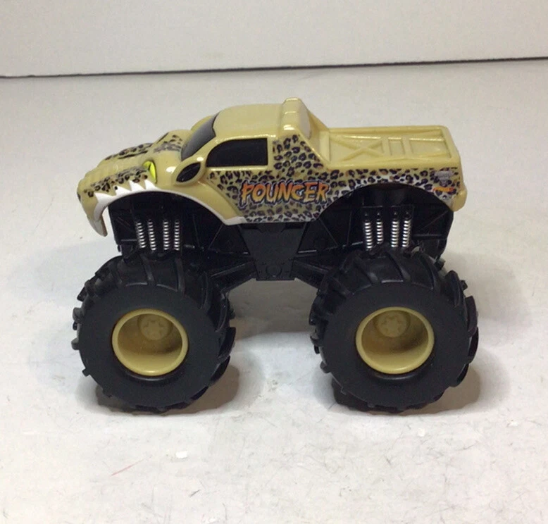 Camión guncillo Monster Jam acción motorizada Hot Wheels Rev Tredz todo terreno plástico Foto 2 de 4